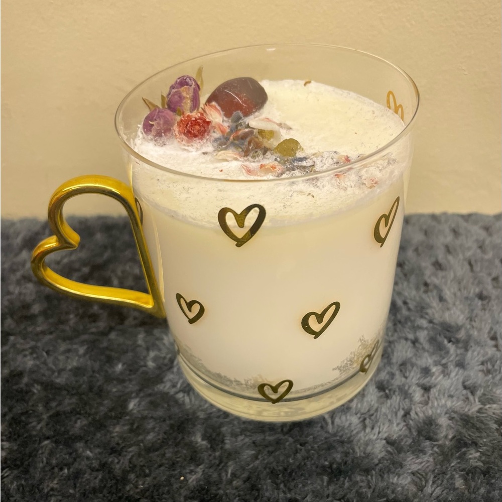 Hand made with love. Soy Candle with Dry Flowers and Amethyst stone